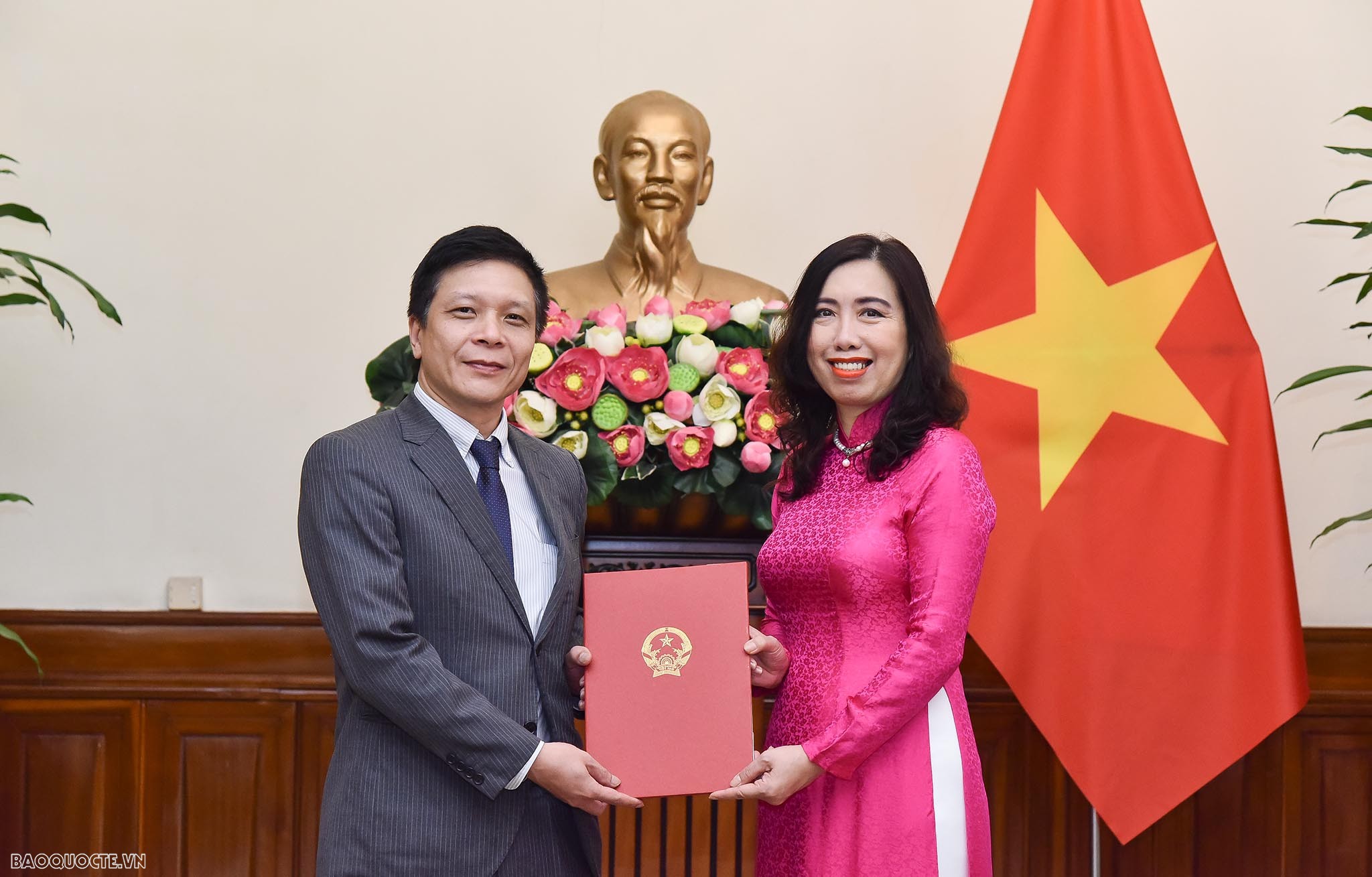 Thứ trưởng Ngoại giao Lê Thị Thu Hằng trao quyết định điều động, bổ nhiệm 4 lãnh đạo cấp Vụ