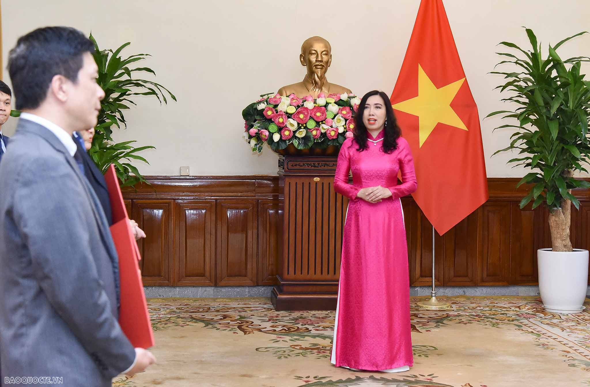 Thứ trưởng Ngoại giao Lê Thị Thu Hằng trao quyết định điều động, bổ nhiệm 4 lãnh đạo cấp Vụ