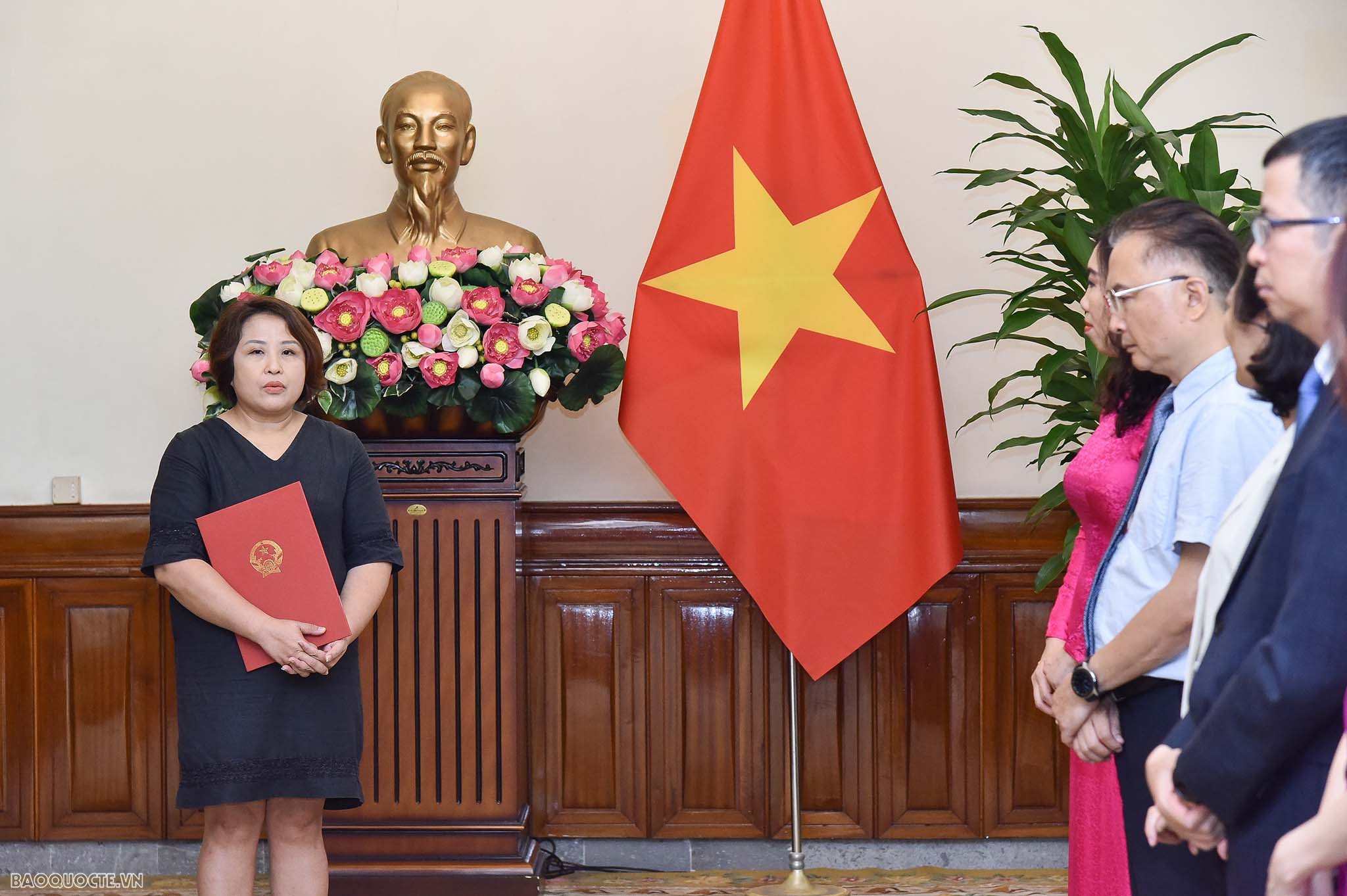 Thứ trưởng Ngoại giao Lê Thị Thu Hằng trao quyết định điều động, bổ nhiệm 4 lãnh đạo cấp Vụ