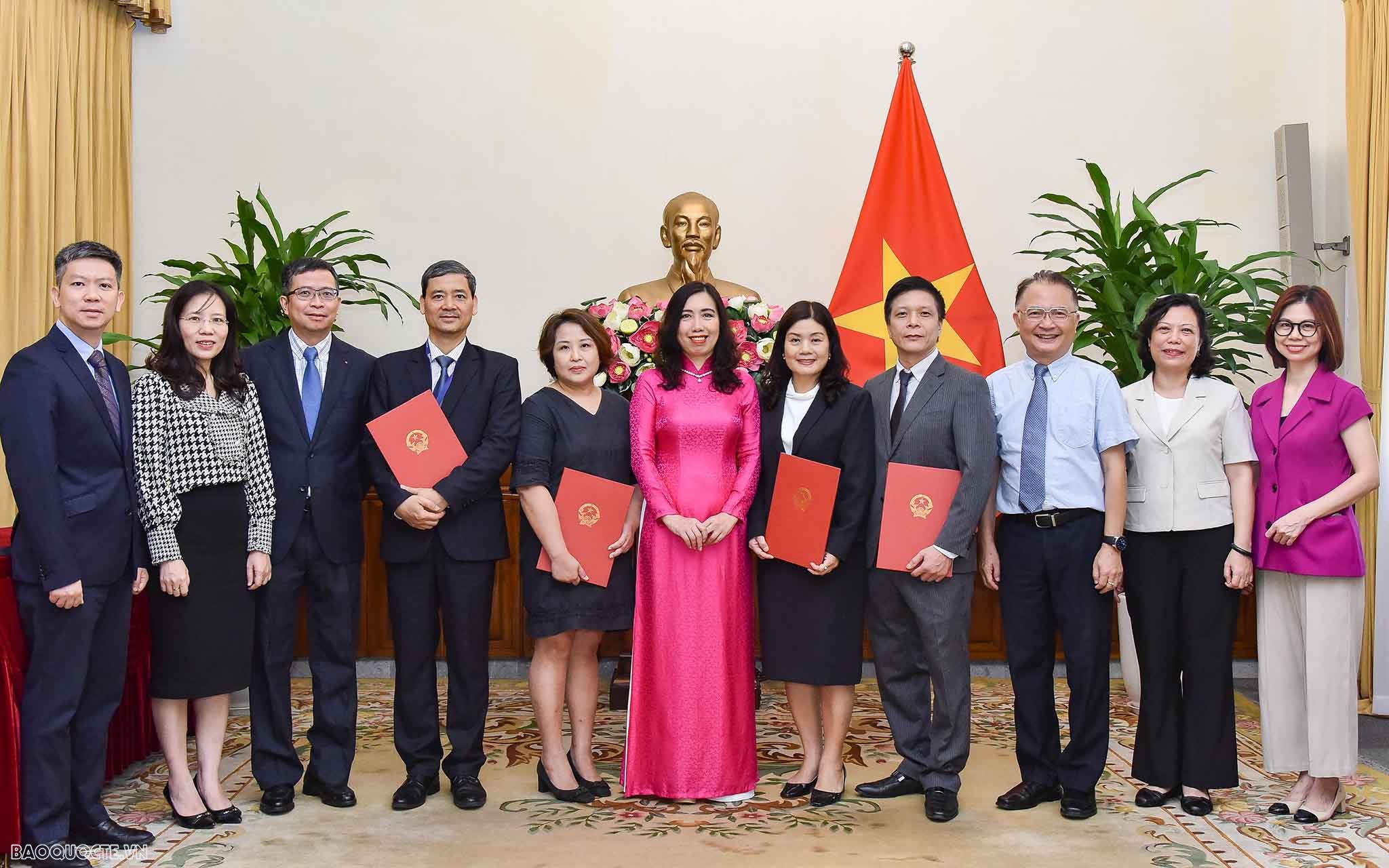 Thứ trưởng Ngoại giao Lê Thị Thu Hằng trao quyết định điều động, bổ nhiệm 4 lãnh đạo cấp Vụ