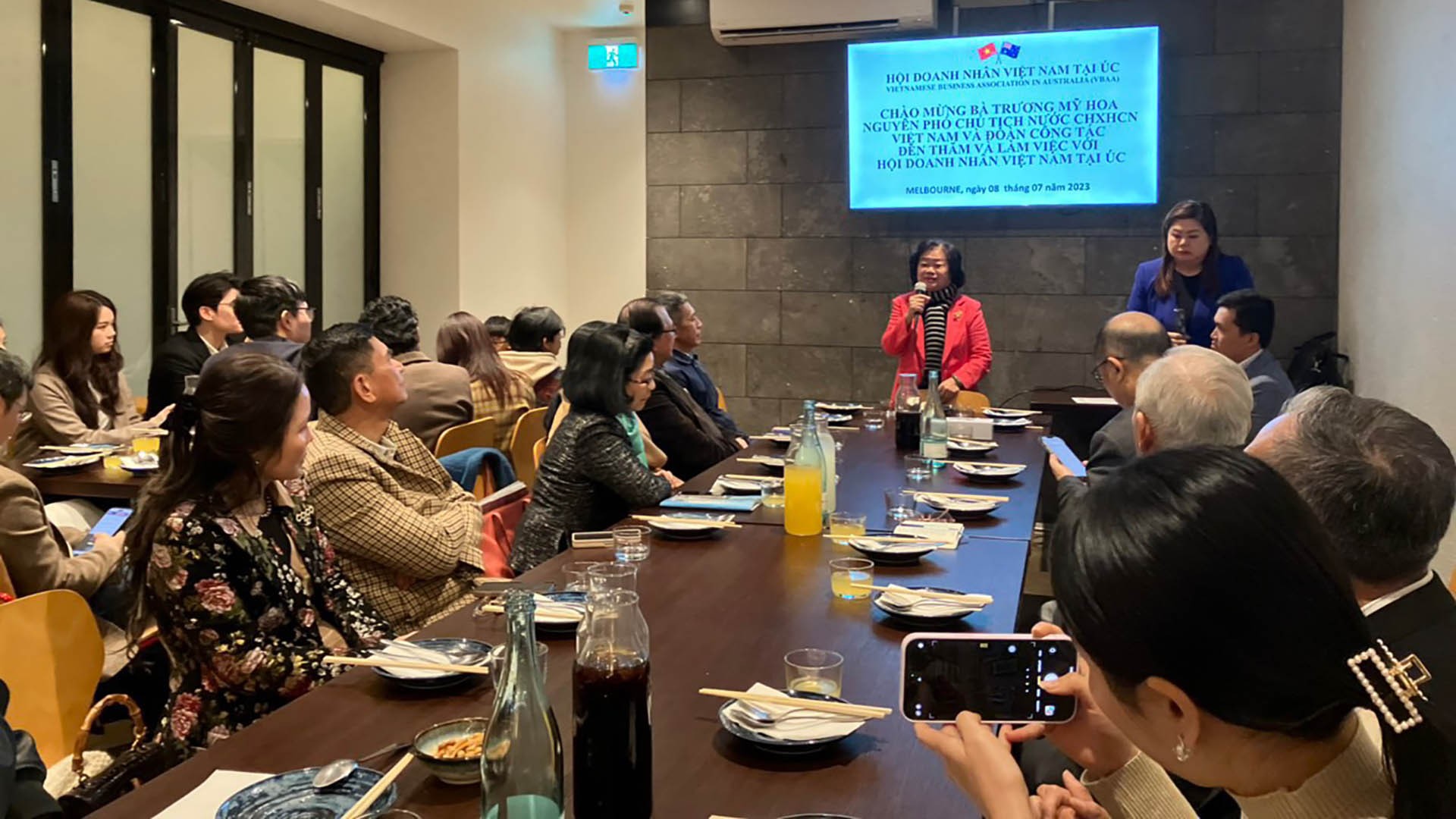 Nguyên Phó Chủ tịch nước Trương Mỹ Hoa, Chủ tịch Quỹ Học bổng Vừ A Dính và CLB “Vì Hoàng Sa-Trường Sa thân yêu” gặp gỡ cộng đồng ở Melbourne, Australia.