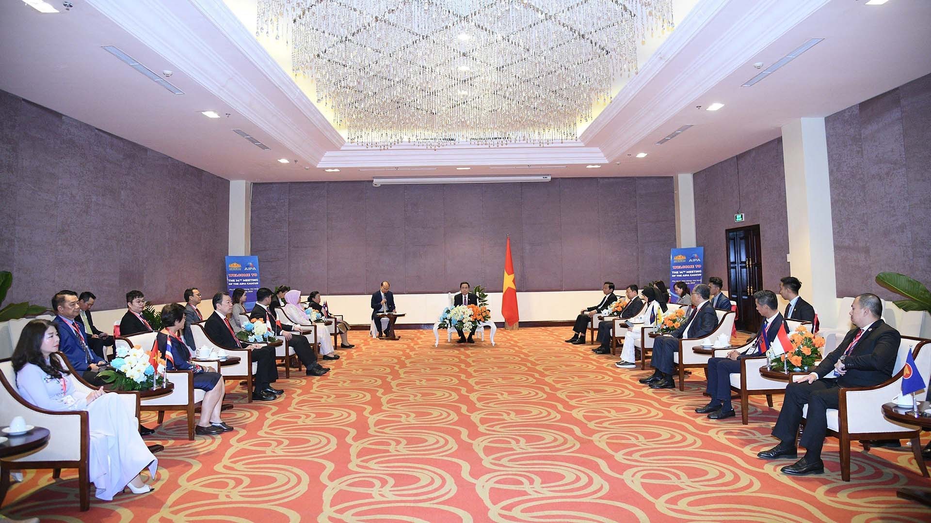 Ủy viên Bộ Chính trị, Phó Chủ tịch Thường trực Quốc hội Trần Thanh Mẫn tiếp xã giao Trưởng các đoàn dự Hội nghị. (Nguồn: quochoi.vn)