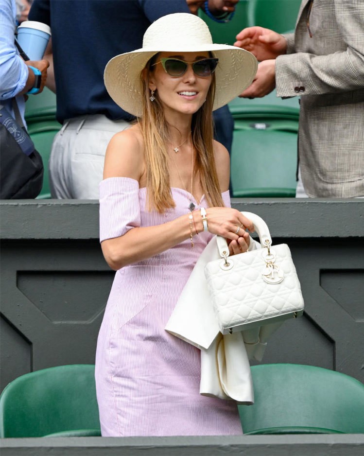 Vợ tay vợt Novak Djokovic mặc đầm hồng kẻ sọc khoe vai trần khi tới sân Trung tâm cổ vũ chồng thi đấu với Hubert Hurkacz tại vòng 4 hôm 10/7.