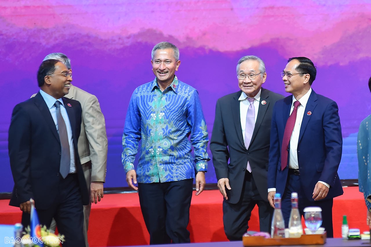 Hoạt động của Bộ trưởng Ngoại giao Bùi Thanh Sơn trong ngày đầu tiên dự AMM-56