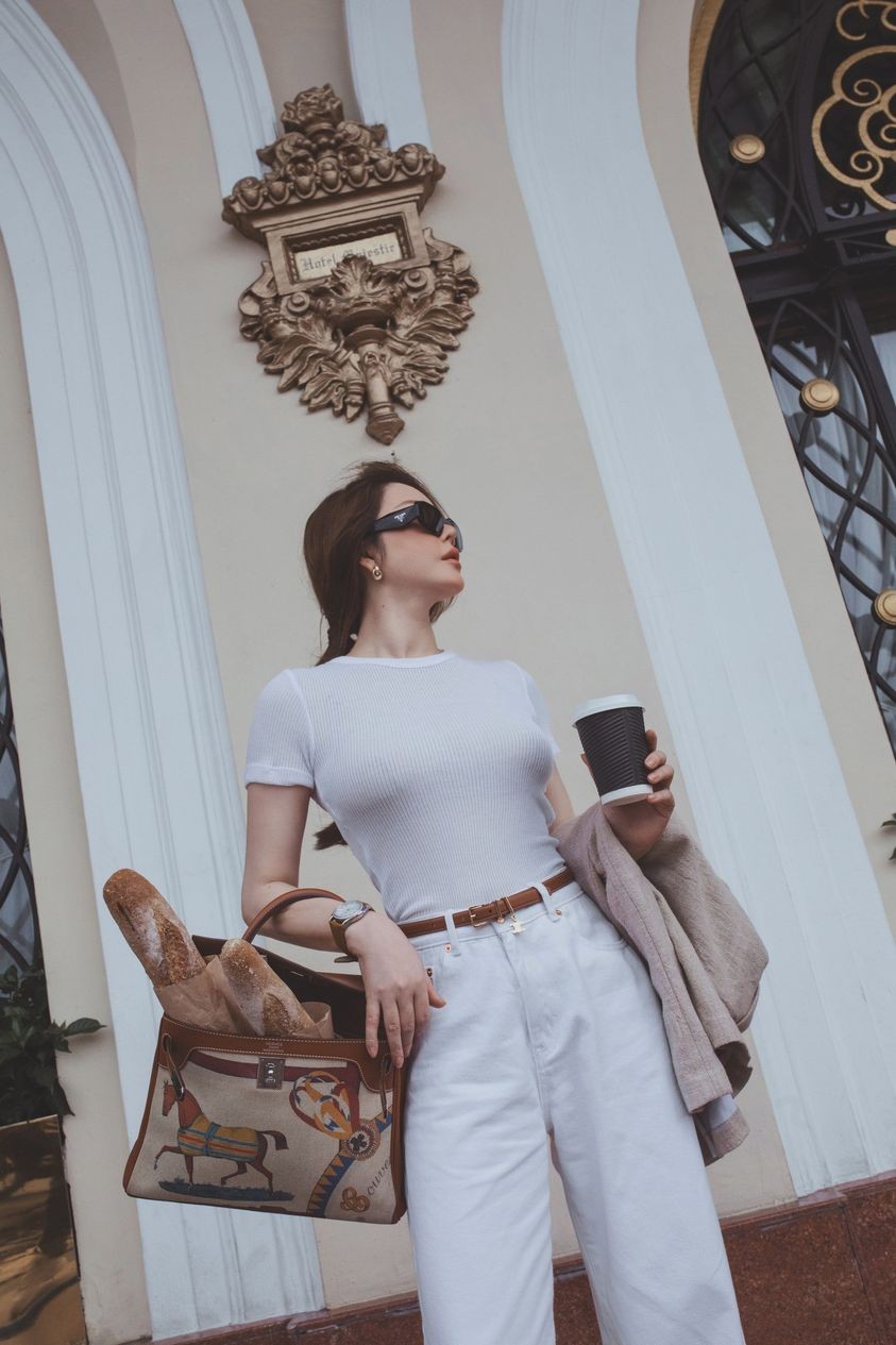 Lý Nhã Kỳ diện cây hàng hiệu sang chảnh xuống phố