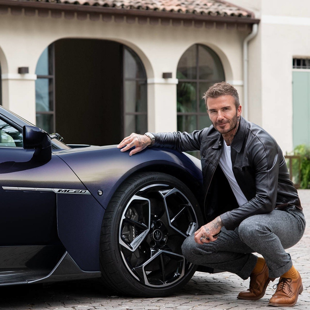 Anh mix-match đồ trung tính với thun trắng, jacket, quần kaki và giày da khi giới thiệu dòng 1967 Maserati Ghibli. Hình ảnh nhận gần 330.000 lượt thích trên Fanpage hãng siêu xe.