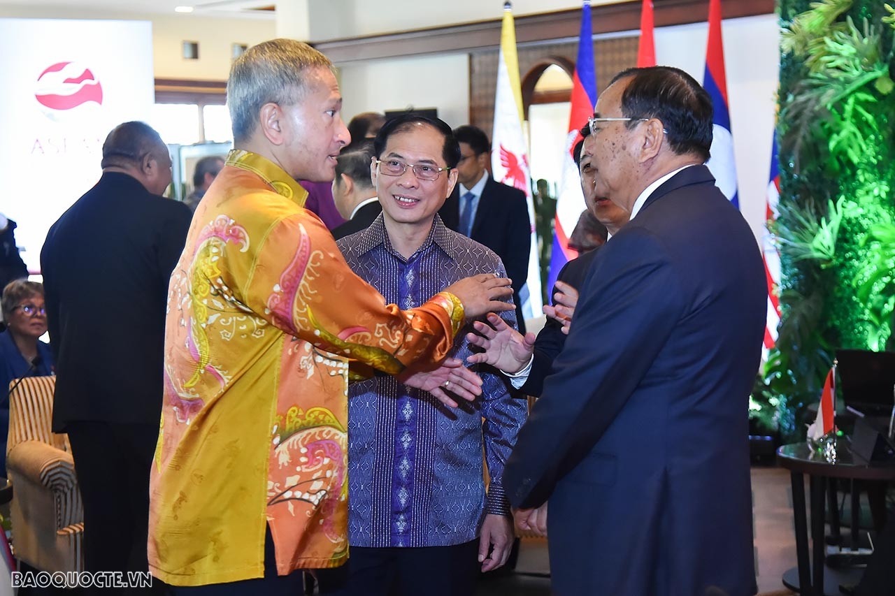 AMM-56: Bộ trưởng Ngoại giao Bùi Thanh Sơn dự khai mạc phiên họp hẹp, Indonesia khuyến khích đối thoại tìm giải pháp cho vấn đề Myanmar Bộ trưởng Ngoại giao Bùi Thanh Sơn dự phiên họp hẹp, tiếp xúc song phương trong ngày làm việc thứ hai AMM-56