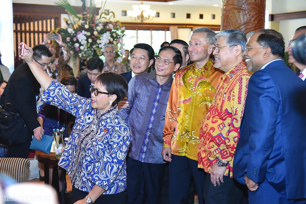 AMM-56: Bộ trưởng Ngoại giao Bùi Thanh Sơn dự khai mạc phiên họp hẹp, Indonesia khuyến khích đối thoại tìm giải pháp cho vấn đề Myanmar Bộ trưởng Ngoại giao Bùi Thanh Sơn dự phiên họp hẹp, tiếp xúc song phương trong ngày làm việc thứ hai AMM-56