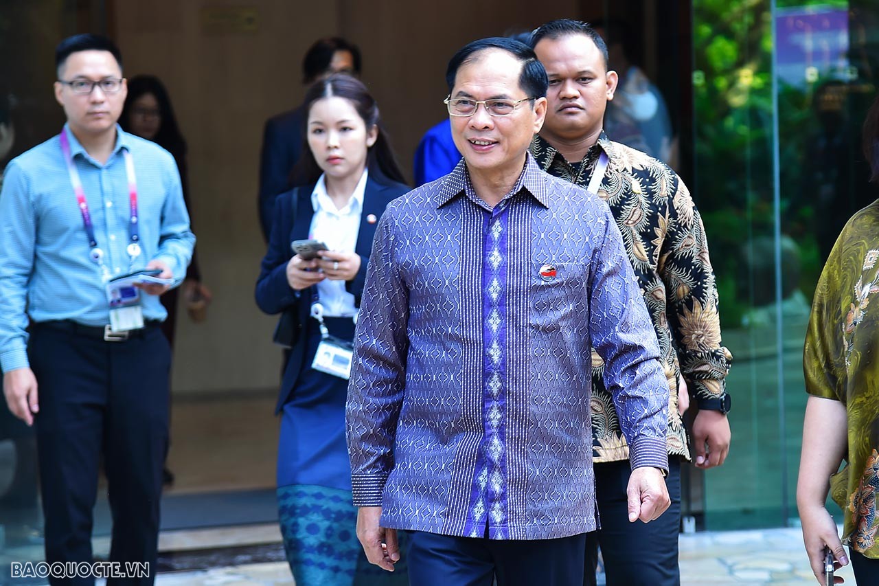 Bộ trưởng Ngoại giao Bùi Thanh Sơn dự khai mạc phiên họp hẹp, tiếp xúc song phương trong ngày làm việc thứ hai AMM-56 Bộ trưởng Ngoại giao Bùi Thanh Sơn dự phiên họp hẹp, tiếp xúc song phương trong ngày làm việc thứ hai AMM-56