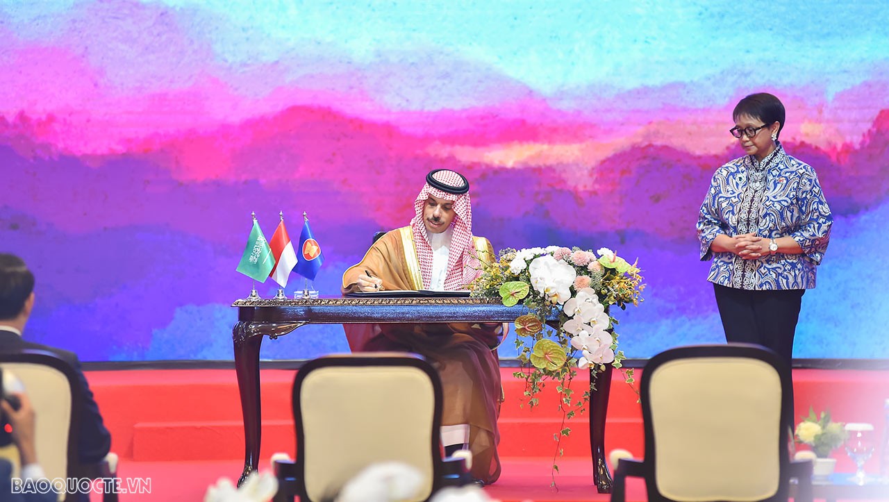 Bộ trưởng Ngoại giao Bùi Thanh Sơn dự phiên họp hẹp, tiếp xúc song phương trong ngày làm việc thứ hai AMM-56 Bộ trưởng Ngoại giao Bùi Thanh Sơn dự phiên họp hẹp, tiếp xúc song phương trong ngày làm việc thứ hai AMM-56