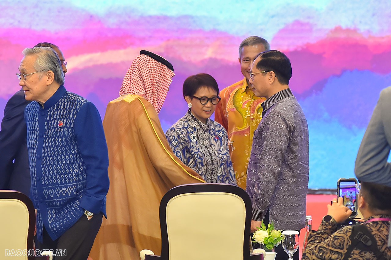 Bộ trưởng Ngoại giao Bùi Thanh Sơn dự phiên họp hẹp, tiếp xúc song phương trong ngày làm việc thứ hai AMM-56 Bộ trưởng Ngoại giao Bùi Thanh Sơn dự phiên họp hẹp, tiếp xúc song phương trong ngày làm việc thứ hai AMM-56