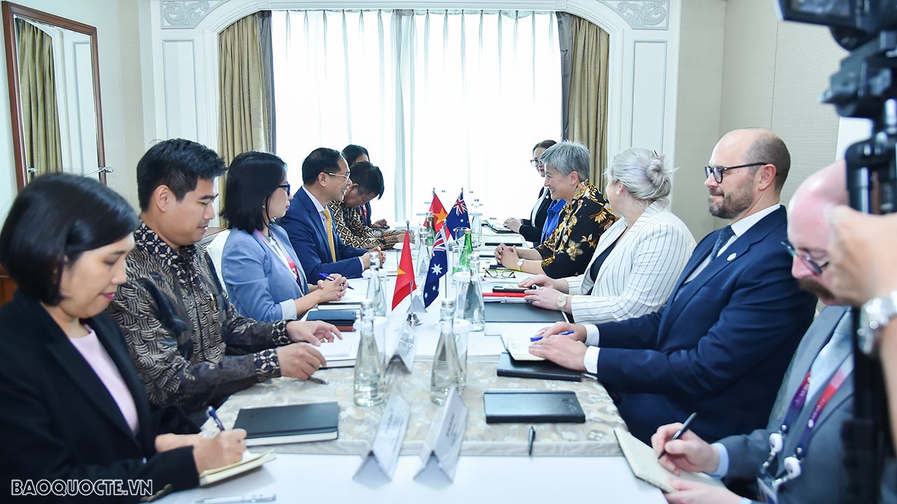 Bộ trưởng Ngoại giao Bùi Thanh Sơn dự phiên họp hẹp, tiếp xúc song phương trong ngày làm việc thứ hai AMM-56 Bộ trưởng Ngoại giao Bùi Thanh Sơn dự phiên họp hẹp, tiếp xúc song phương trong ngày làm việc thứ hai AMM-56