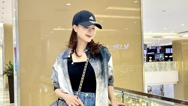 Diễn viên Hồng Diễm được khen trẻ xinh khi dạo phố cùng trang phục jean năng động