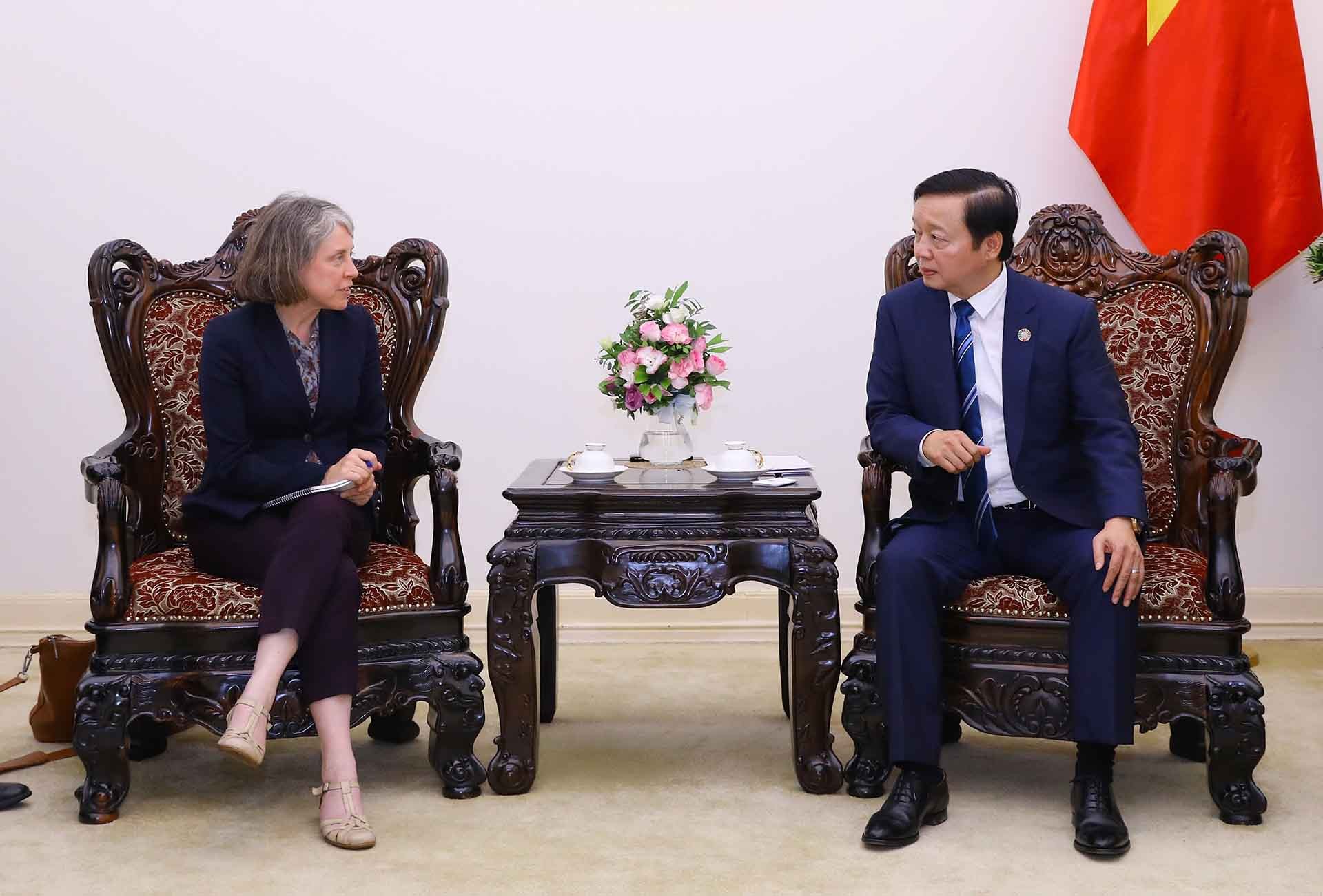 Phó Thủ tướng Trần Hồng Hà tiếp bà Alice Carr, Giám đốc điều hành chính sách công của Liên minh tài chính Glasgow vì mục tiêu giảm phát thải ròng bằng “0”. (Nguồn: TTXVN) Phó Thủ tướng Trần Hồng Hà tiếp bà Alice Carr, Giám đốc điều hành chính sách công của Liên minh tài chính Glasgow vì mục tiêu giảm phát thải ròng bằng “0”. (Nguồn: TTXVN)