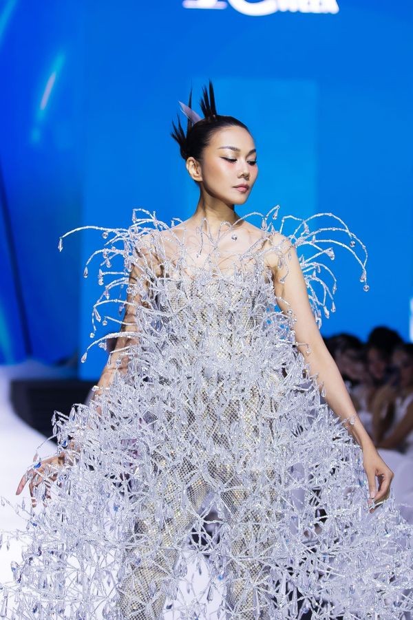 Siêu mẫu Thanh Hằng