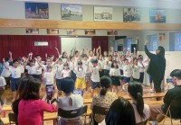 Chỉ huy Nguyễn Hải Yến và dàn hợp xướng hạnh phúc