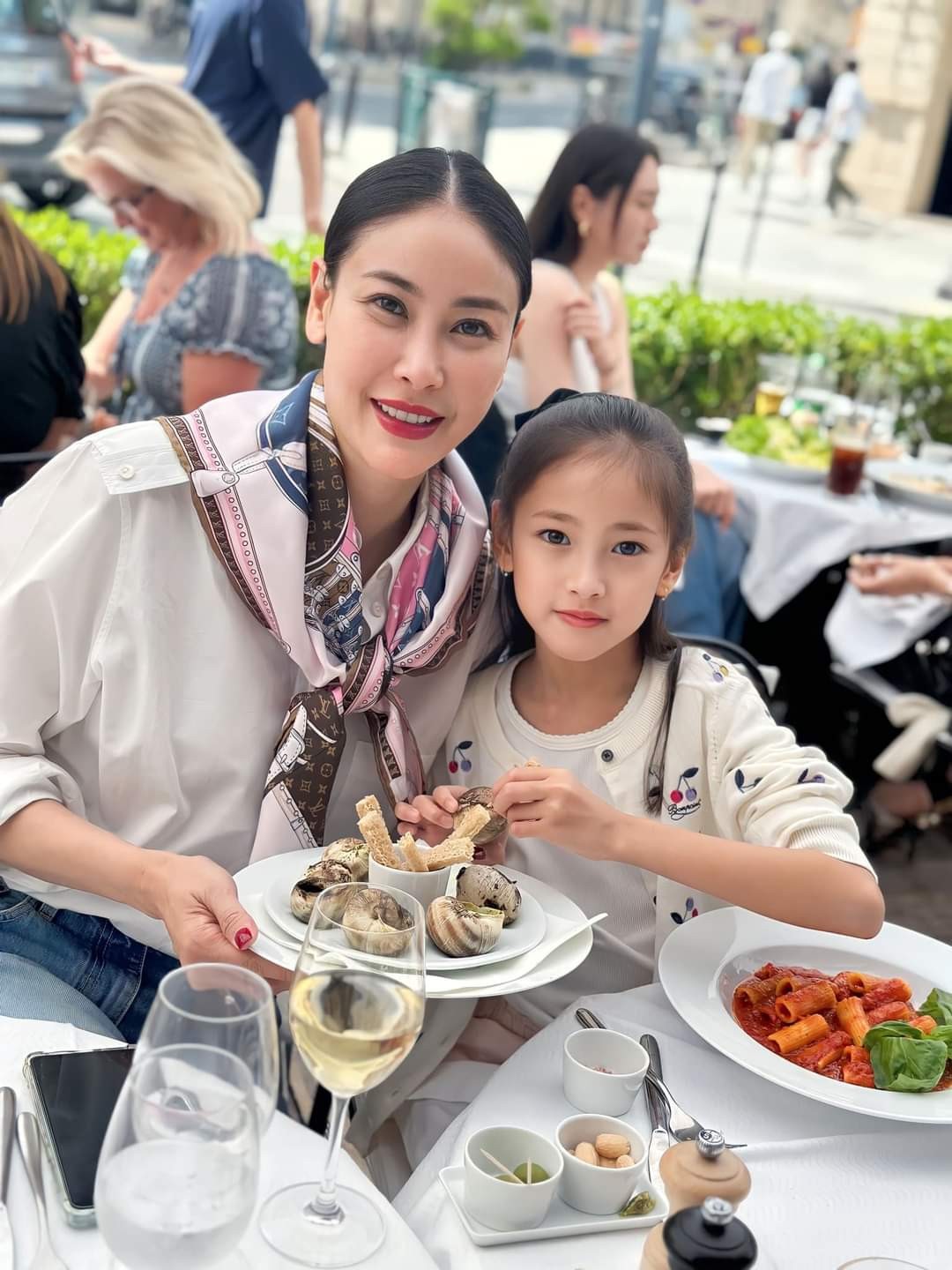 Sao Việt: Hồng Diễm diện đồ sang chảnh