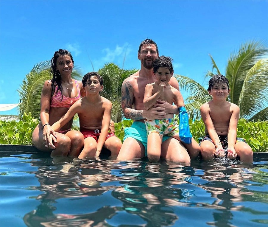 Lionel Messi cùng gia đình siêu thị mua sắm và chụp ảnh cùng người hâm mộ