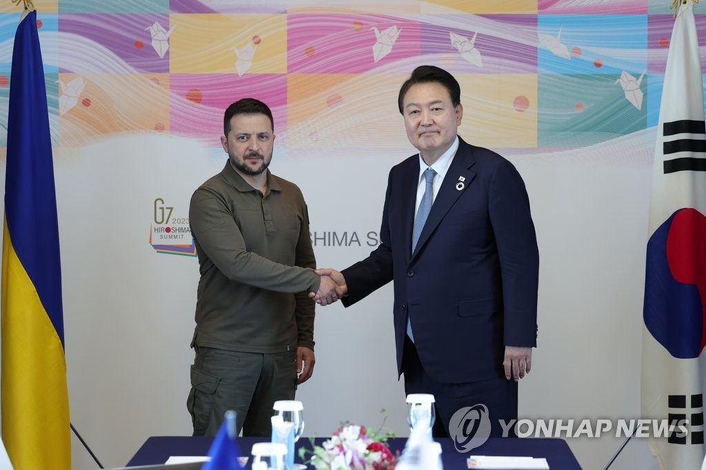 Tổng thống Hàn Quốc Yoon Suk Yeol (phải) bắt tay Tổng thống Ukraine Volodymyr Zelensky trong hội nghị thượng đỉnh ở Hiroshima, Nhật Bản ngày 21/5. Ảnh: Yonhap