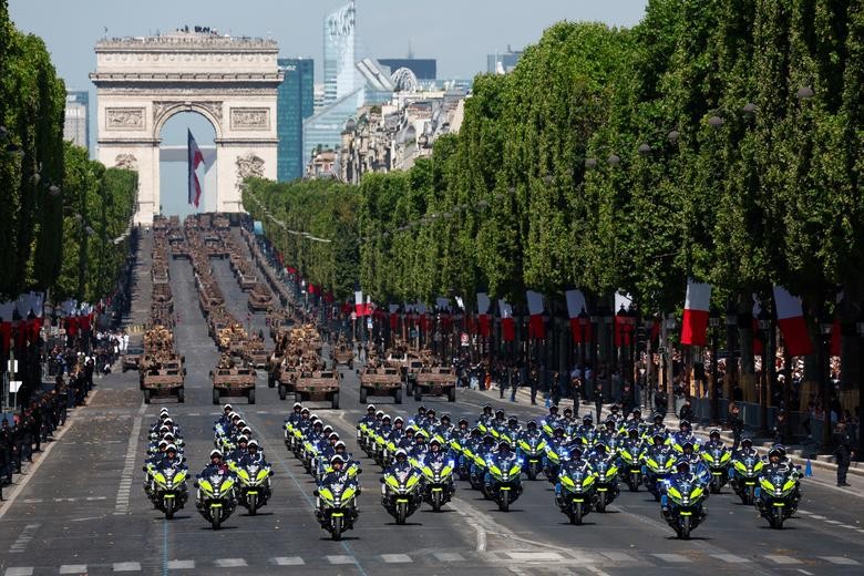 Paris tổ chức duyệt binh hoành tráng kỷ niệm Ngày Bastille trên đại lộ Champs Elysees