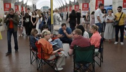 Ở Ukraine, cuộc sống thường nhật vẫn tiếp diễn giữa bom đạn...