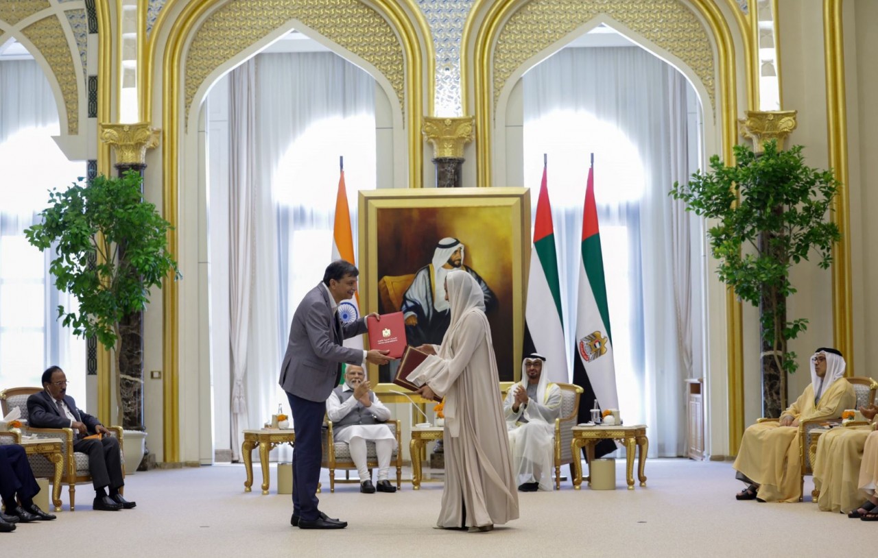 Tổng thống UAE Sheikh Mohamed bin Zayed Al Nahyan và Thủ tướng Ấn Độ Narendra Modi tại thủ đô Abu Dhabi ngày 15/7. (Nguồn: Twitter)