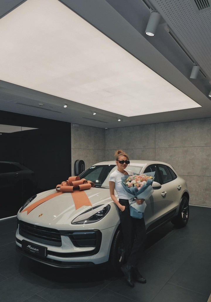 Thanh Hằng sắm xế hộp đẳng cấp nhân dịp sinh nhật.