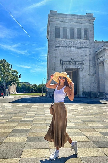 Người mẫu Hà Anh đặt chân đến Munich (Đức) sau hơn một tuần du lịch ở Pháp. Vợ chồng cô và con gái lai Tây đang có chuyến nghỉ hè dài ngày ở châu Âu.