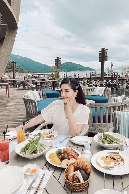 ức hình Bảo Thy bên một bàn ăn thịnh soạn và thừa nhận lúc nào cũng thích ăn được nhiều khán giả yêu thích.