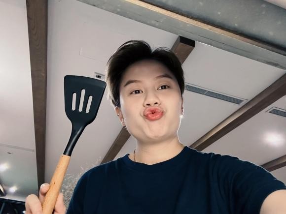 Sao Việt: Lệ Quyên tung loạt ảnh nóng bỏng, H'Hen Niê khéo léo khoe eo 'con kiến', Xuân Bắc-Tự Long nổi nhất sân bay