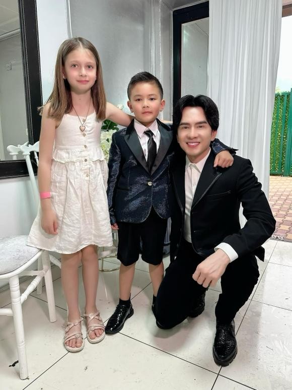 Sao Việt: Lệ Quyên tung loạt ảnh nóng bỏng, H'Hen Niê khéo léo khoe eo 'con kiến', Xuân Bắc-Tự Long nổi nhất sân bay