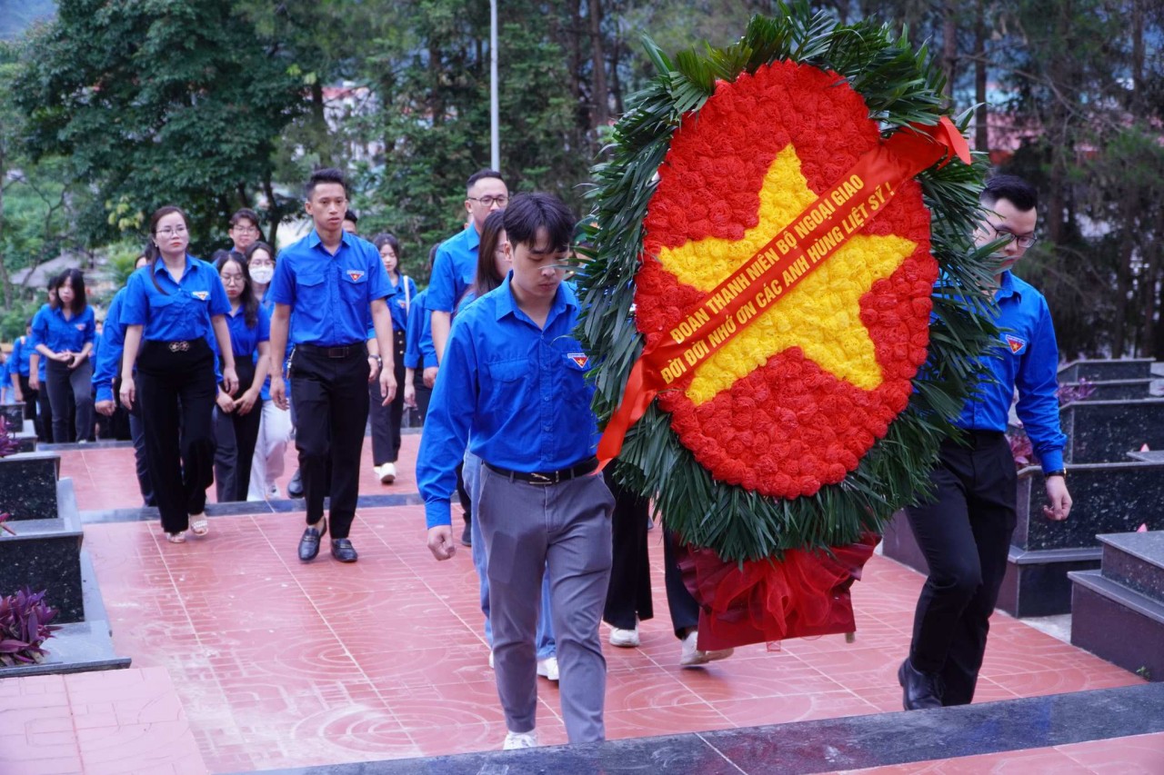 Chuyến đi “Về nguồn-Mùa hè xanh 2023” với chủ đề “Dấu chân Ngoại giao”. Chuyến đi “Về nguồn-Mùa hè xanh 2023” với chủ đề “Dấu chân Ngoại giao”.