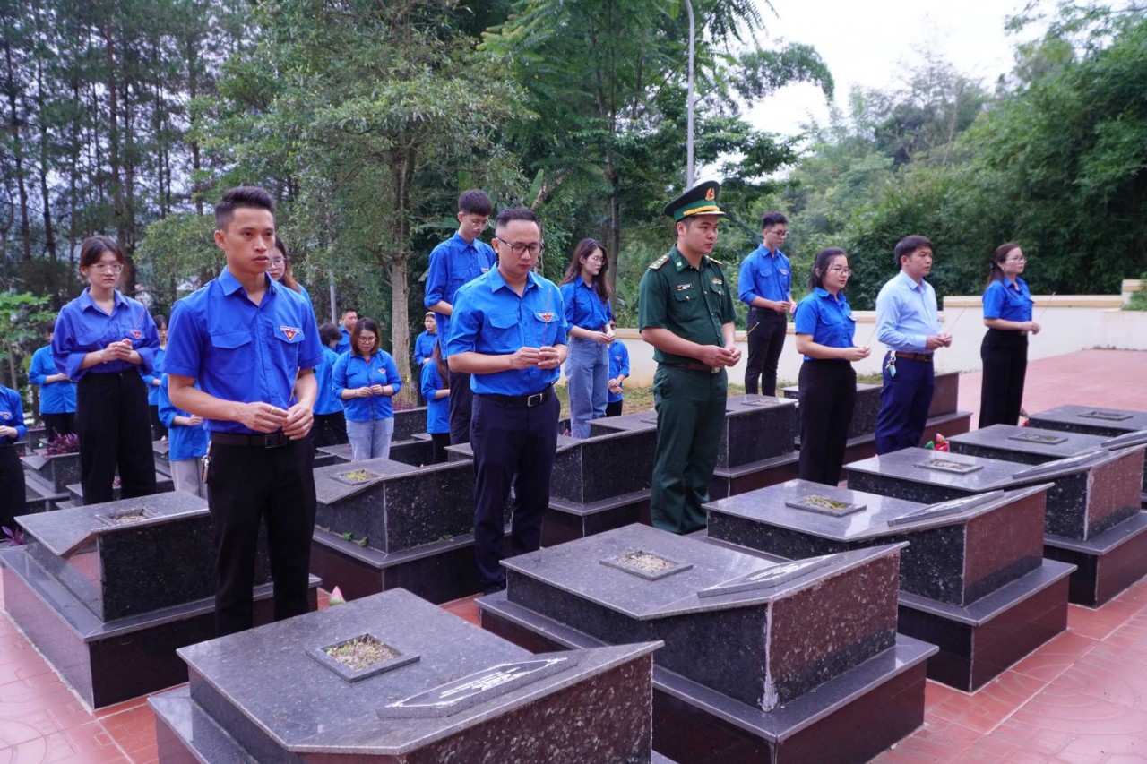 Chuyến đi 'Về nguồn-Mùa hè xanh 2023' với chủ đề 'Dấu chân Ngoại giao' Chuyến đi 'Về nguồn-Mùa hè xanh 2023' với chủ đề 'Dấu chân Ngoại giao'