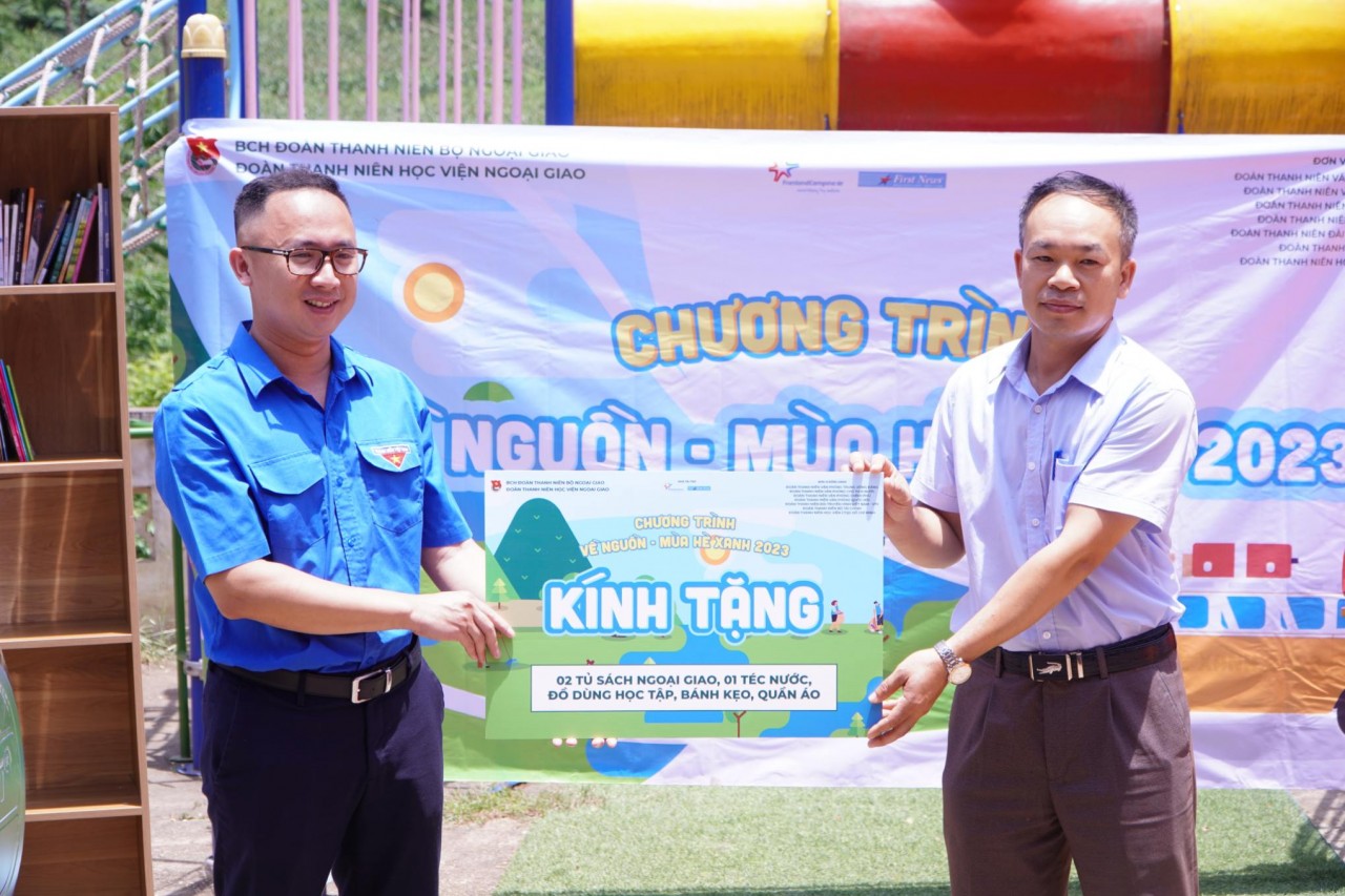 Chuyến đi 'Về nguồn-Mùa hè xanh 2023' với chủ đề 'Dấu chân Ngoại giao' Chuyến đi 'Về nguồn-Mùa hè xanh 2023' với chủ đề 'Dấu chân Ngoại giao'