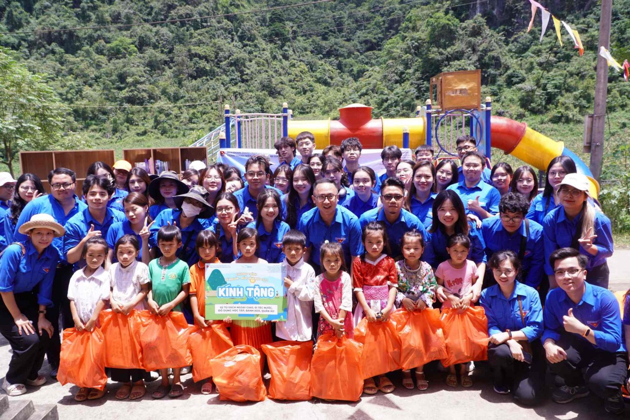 Chuyến đi 'Về nguồn-Mùa hè xanh 2023' với chủ đề 'Dấu chân Ngoại giao' Chuyến đi 'Về nguồn-Mùa hè xanh 2023' với chủ đề 'Dấu chân Ngoại giao'