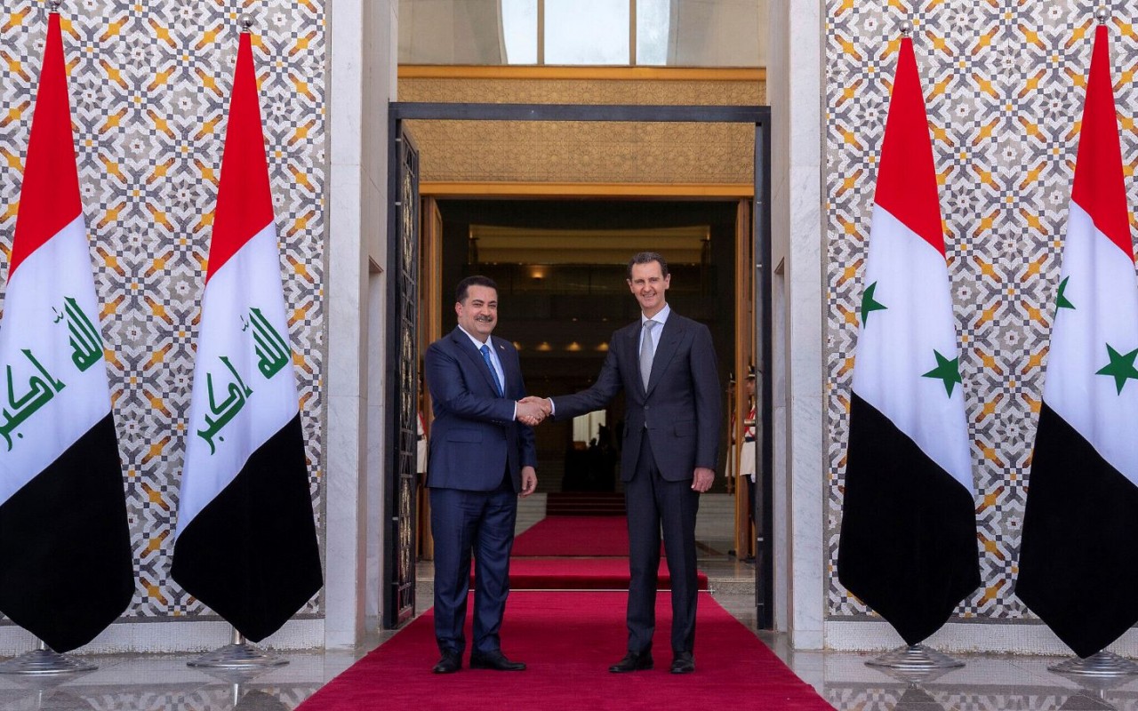 Tổng thống Syria Bashar Assad (phải) chào đón Thủ tướng Iraq Mohammed Shia al-Sudani trong buổi lễ đón tiếp ở Damascus, Syria, ngày 16/7/2023. (Nguồn: AP)