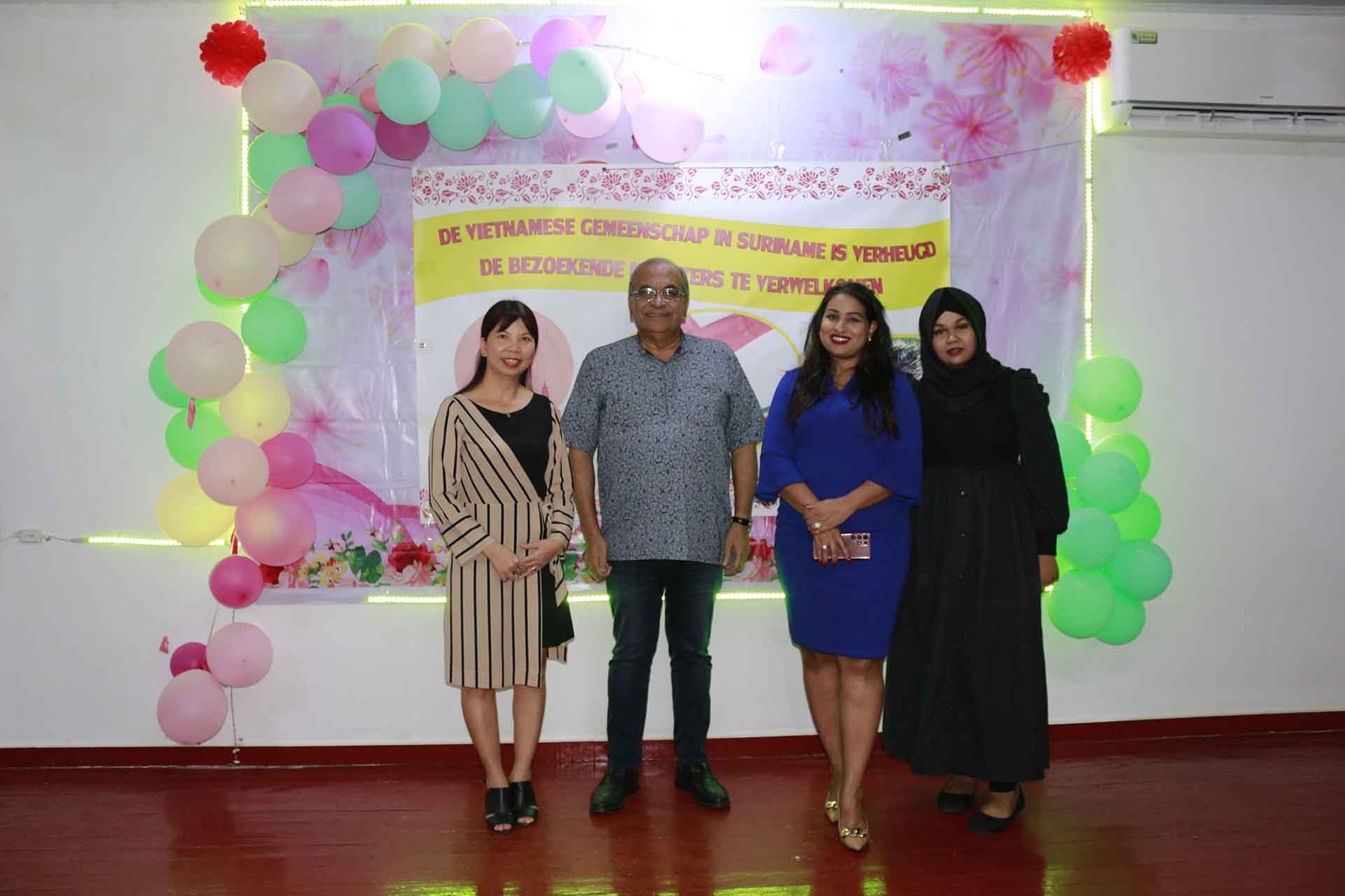 Đại sứ Phạm Thị Kim Hoa chào từ biệt chính phủ và cộng đồng người Việt Nam tại Suriname Đại sứ Phạm Thị Kim Hoa chào từ biệt chính phủ Suriname trước khi kết thúc nhiệm kỳ công tác