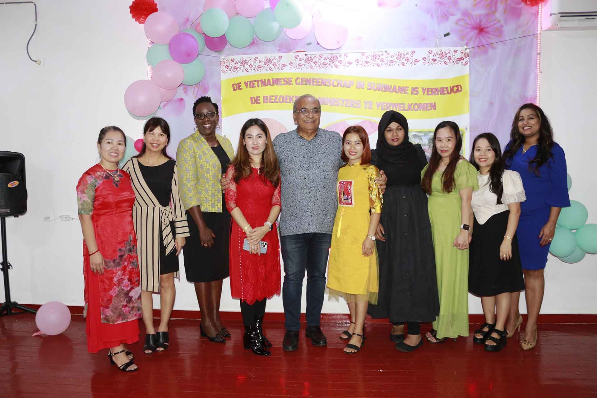 Đại sứ Phạm Thị Kim Hoa chào từ biệt chính phủ và cộng đồng người Việt Nam tại Suriname Đại sứ Phạm Thị Kim Hoa chào từ biệt chính phủ Suriname trước khi kết thúc nhiệm kỳ công tác