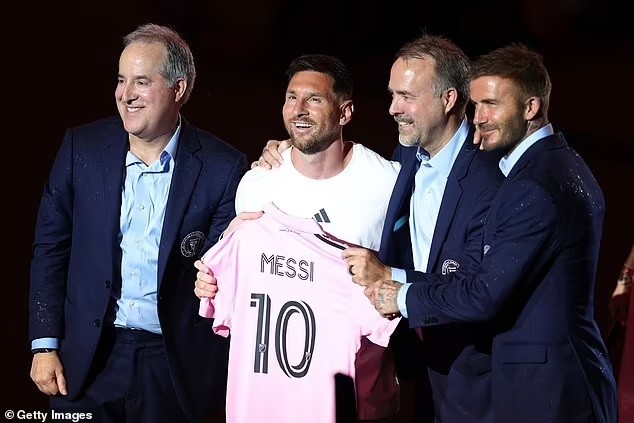 Hàng vạn cổ động viên chào đón Lionel Messi ra mắt Inter Milan, David Beckham nói lời xúc động Hàng vạn cổ động viên chào đón Lionel Messi ra mắt Inter Milan, David Beckham nói lời xúc động