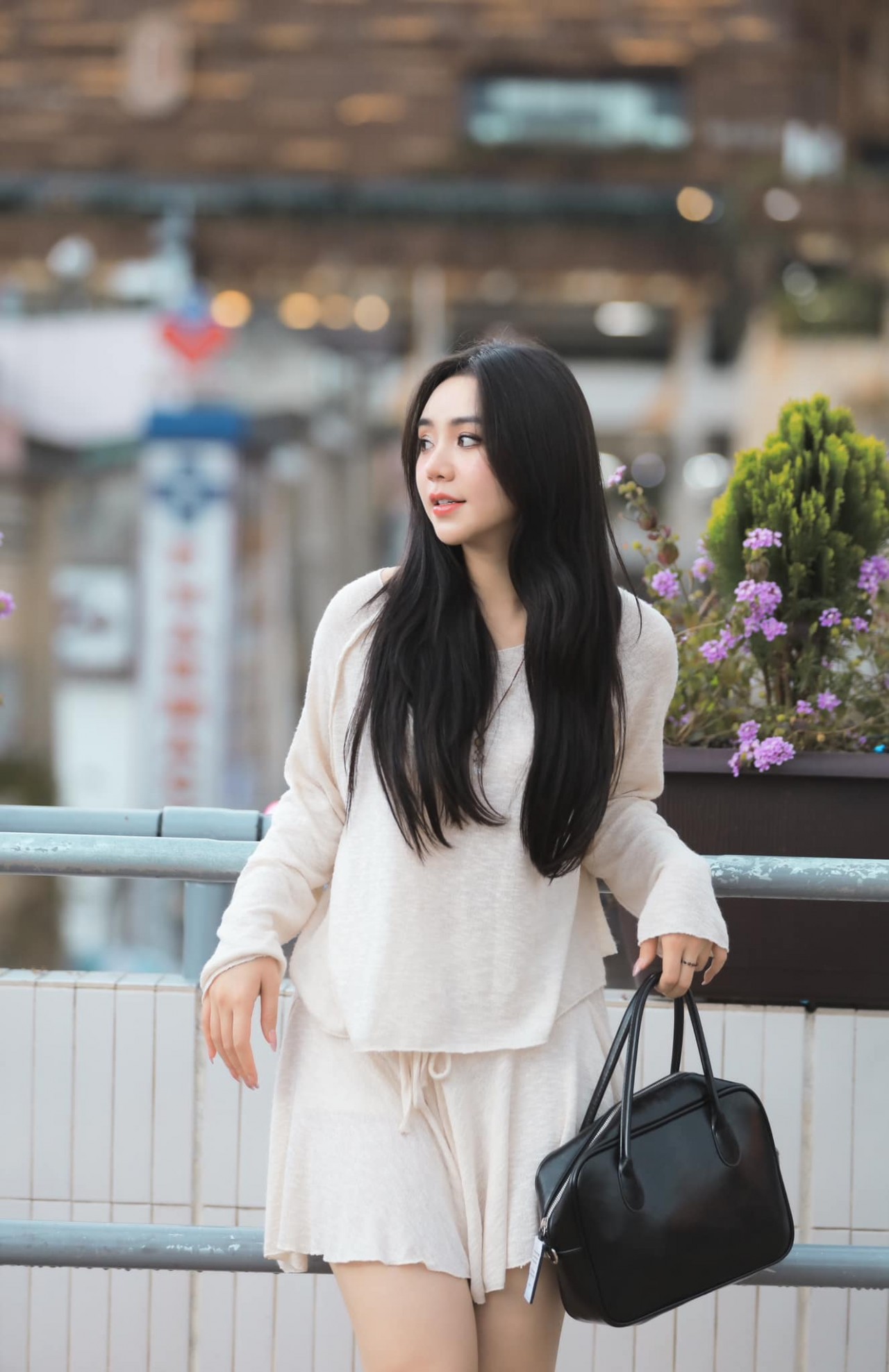 Diễn viên Quỳnh Kool dịu dàng xuống phố Diễn viên Quỳnh Kool dịu dàng xuống phố