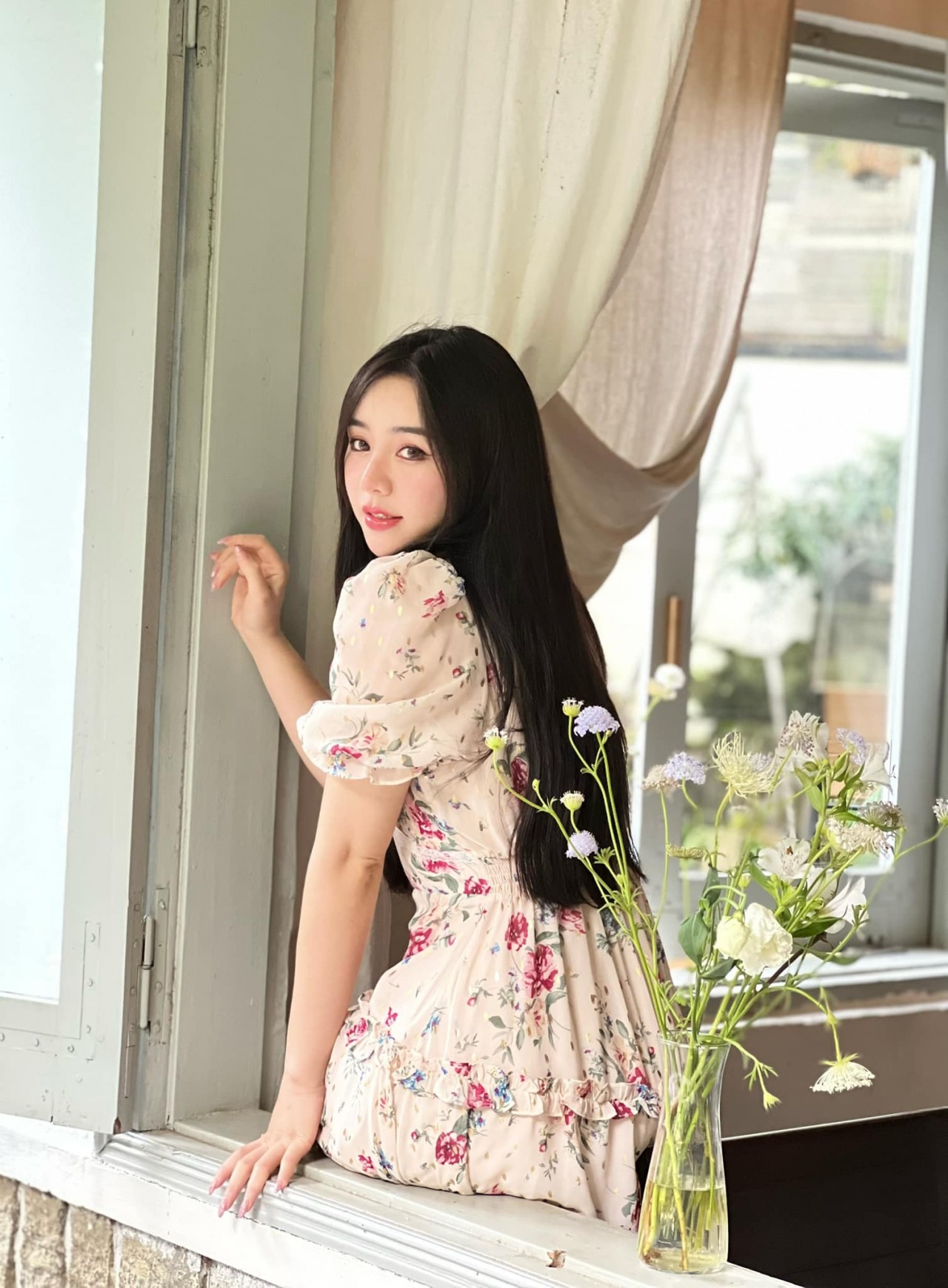 Diễn viên Quỳnh Kool dịu dàng xuống phố Diễn viên Quỳnh Kool dịu dàng xuống phố