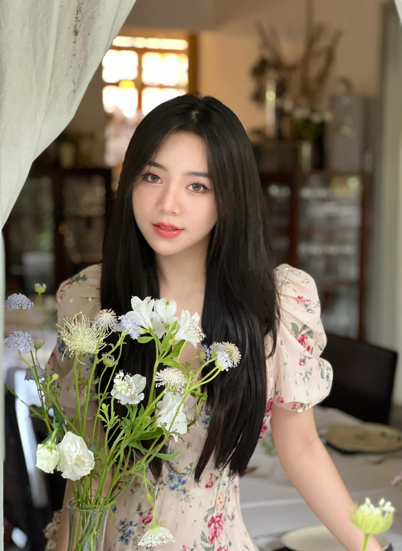 Diễn viên Quỳnh Kool dịu dàng xuống phố Diễn viên Quỳnh Kool dịu dàng xuống phố