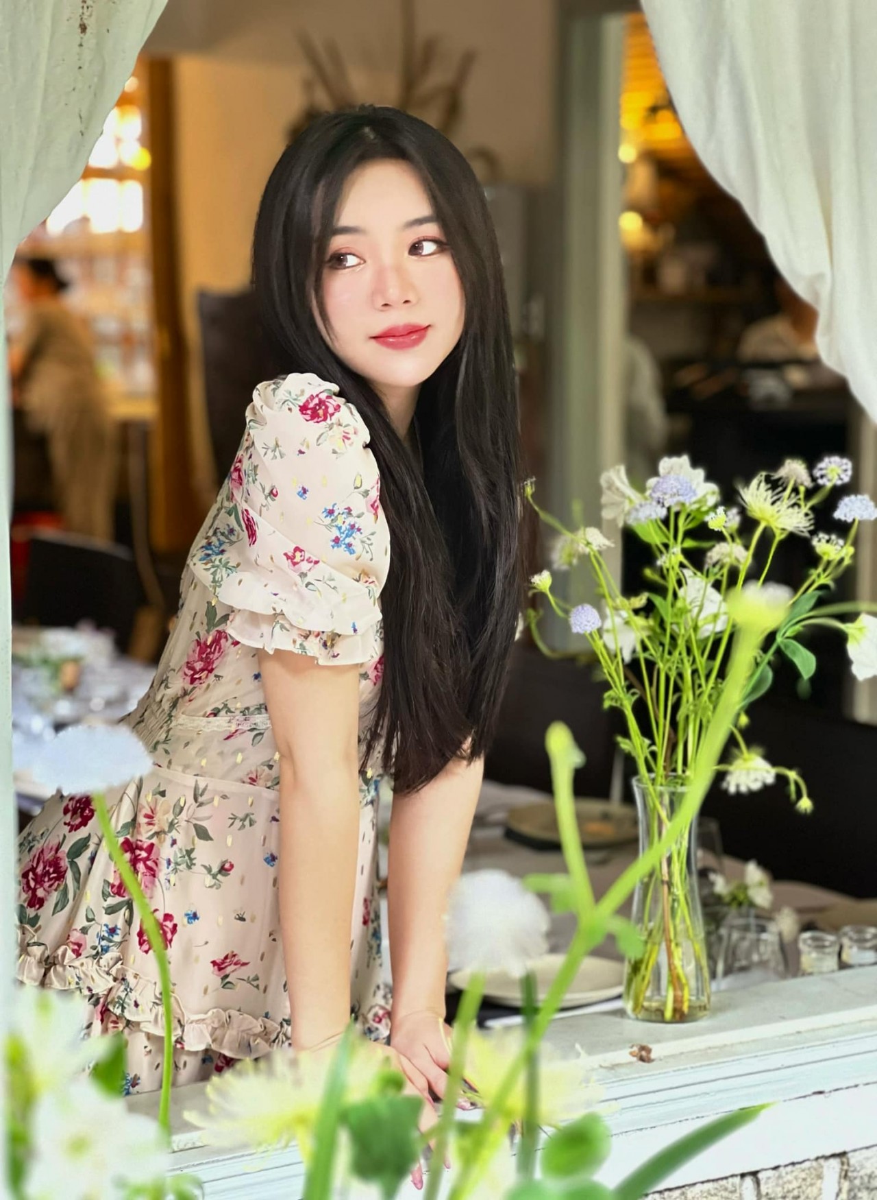 Diễn viên Quỳnh Kool dịu dàng xuống phố Diễn viên Quỳnh Kool dịu dàng xuống phố