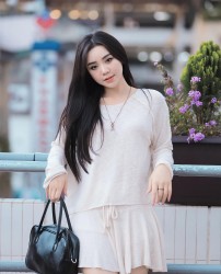 Diễn viên Quỳnh Kool dịu dàng xuống phố Diễn viên Quỳnh Kool dịu dàng xuống phố