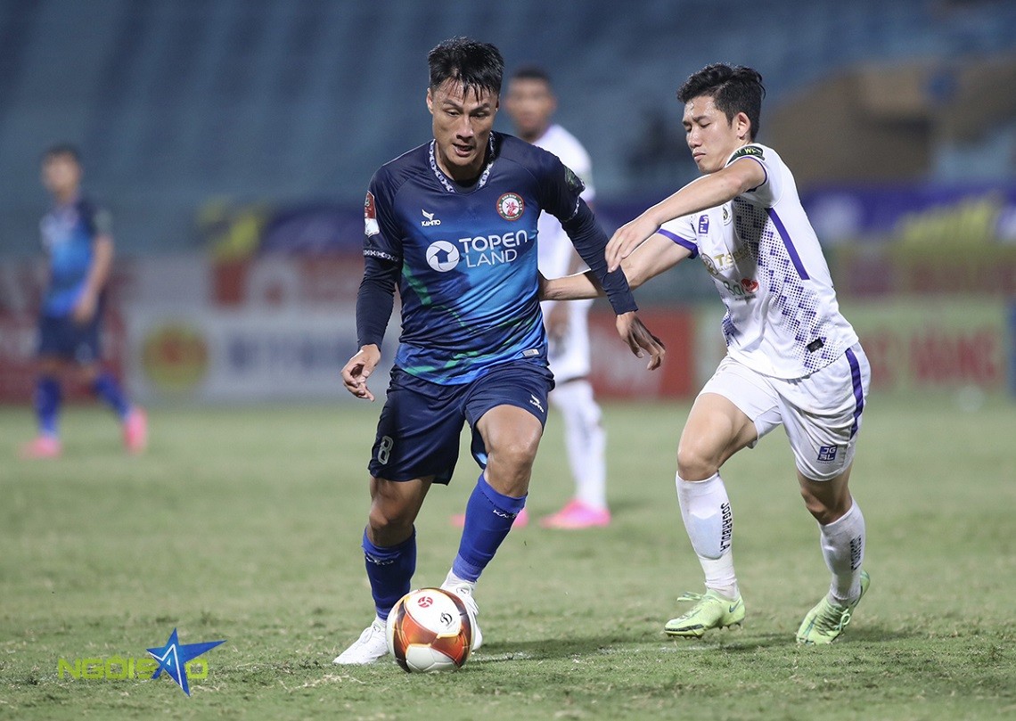 Sự góp mặt của Mạc Hồng Quân giúp tuyến giữa của CLB Bình Định chơi tốt hơn. HLV Nguyễn Đức Thắng cho biết, ông tin tưởng vào kinh nghiệm của tiền vệ Việt kiều nên đã đưa anh vào sân sớm khi thấy Lý Công Hoàng Anh chưa hoàn thành nhiệm vụ. 