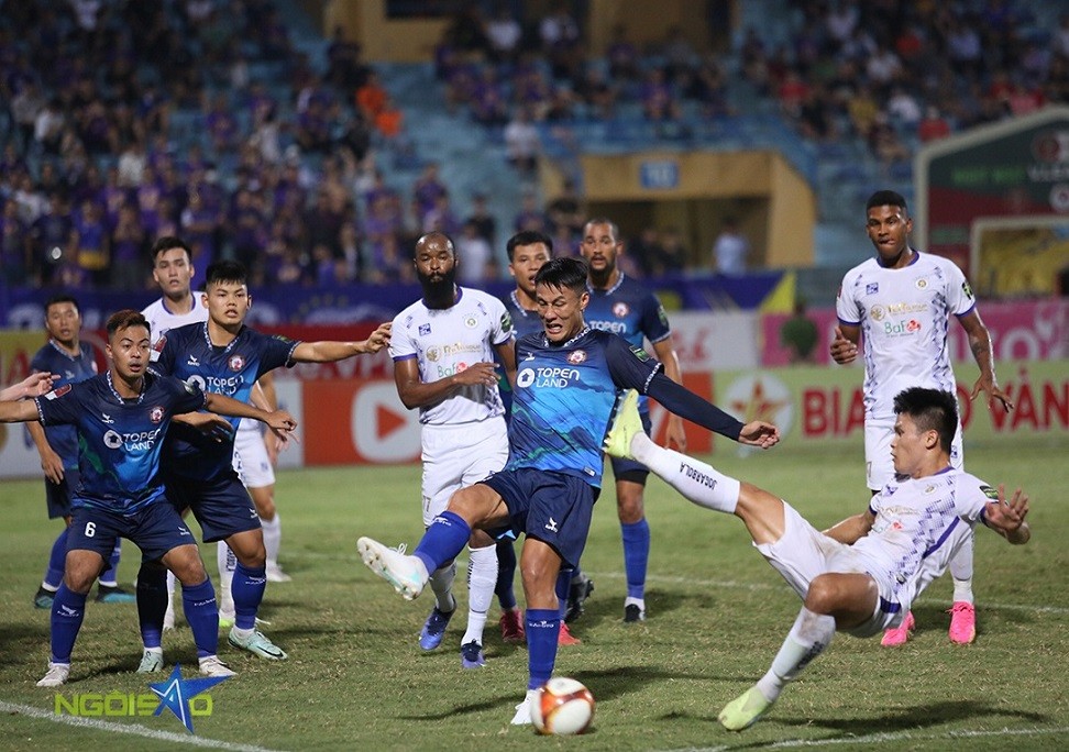 Mạc Hồng Quân tích cực lùi sâu hỗ trợ hàng phòng ngự giải nguy những tình huống tấn công của Hà Nội FC.