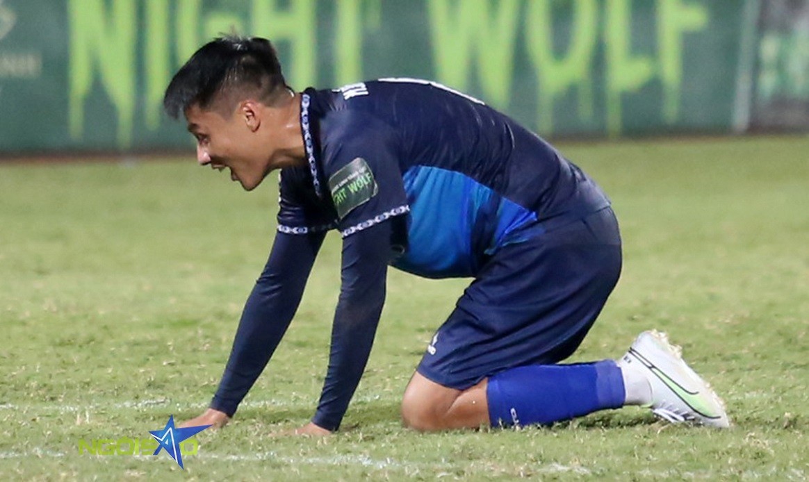 Bàn thua cuối cùng của Bình Định FC đến từ một pha mất bóng của Mạc Hồng Quân trong thời gian bù giờ. Tiền vệ Việt kiều đuối sức trong tình huống này, để cầu thủ CLB Hà Nội cướp được và tổ chức phản công nhanh khiến thủ môn Văn Lâm thủng lưới. 