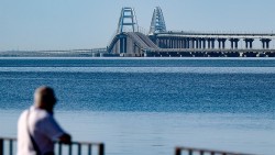 Xung đột Nga-Ukraine: Tổng thống Zelensky tuyên bố cầu Crimea là mục tiêu tấn công hợp pháp, Bulgaria lần đầu chuyển vũ khí hạng nặng cho Kiev