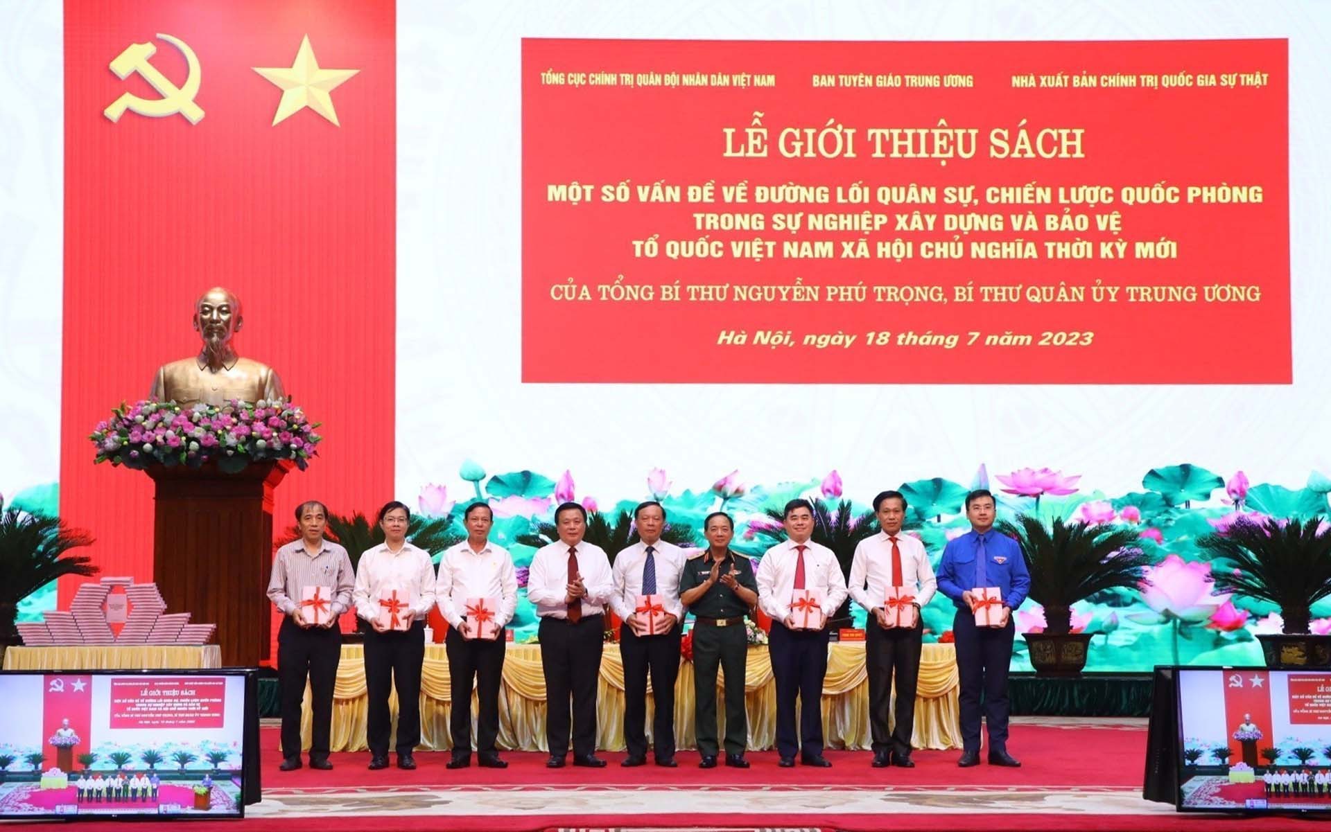 Ban tổ chức tặng sách cho các đại biểu. (Nguồn: TTXVN)