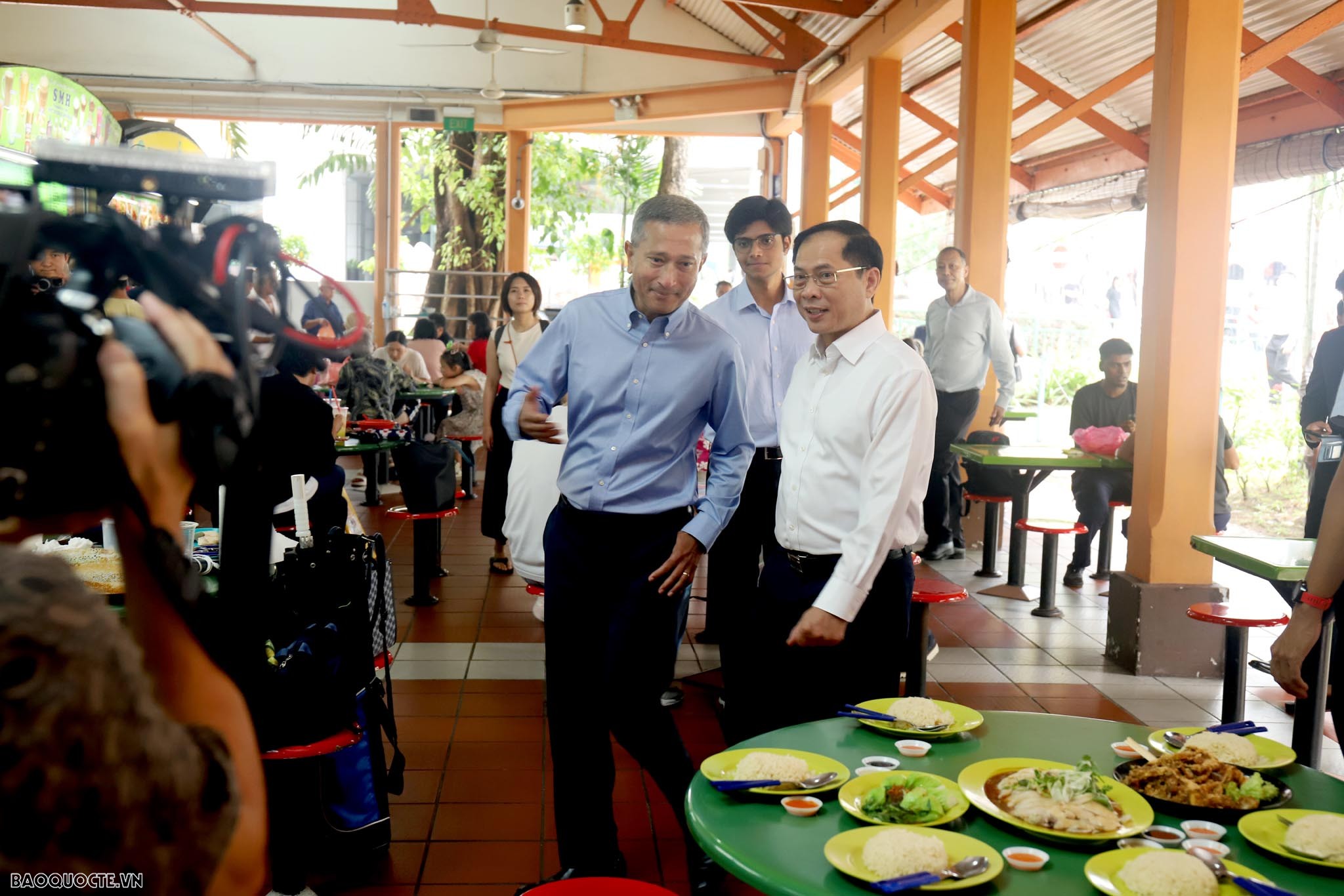Bộ trưởng Bùi Thanh Sơn tham quan văn hóa ẩm thực đường phố của Singapore và dâng hoa tại tượng đài Chủ tịch Hồ Chí Minh Bộ trưởng Ngoại giao Bùi Thanh Sơn tham quan trung tâm văn hóa ẩm thực đường phố Singapore và dâng hoa tại Tượng đài Chủ tịch Hồ Chí Minh